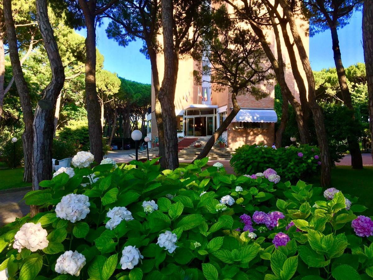 Hotel Beau Rivage Pineta Lido di Jesolo Bagian luar foto