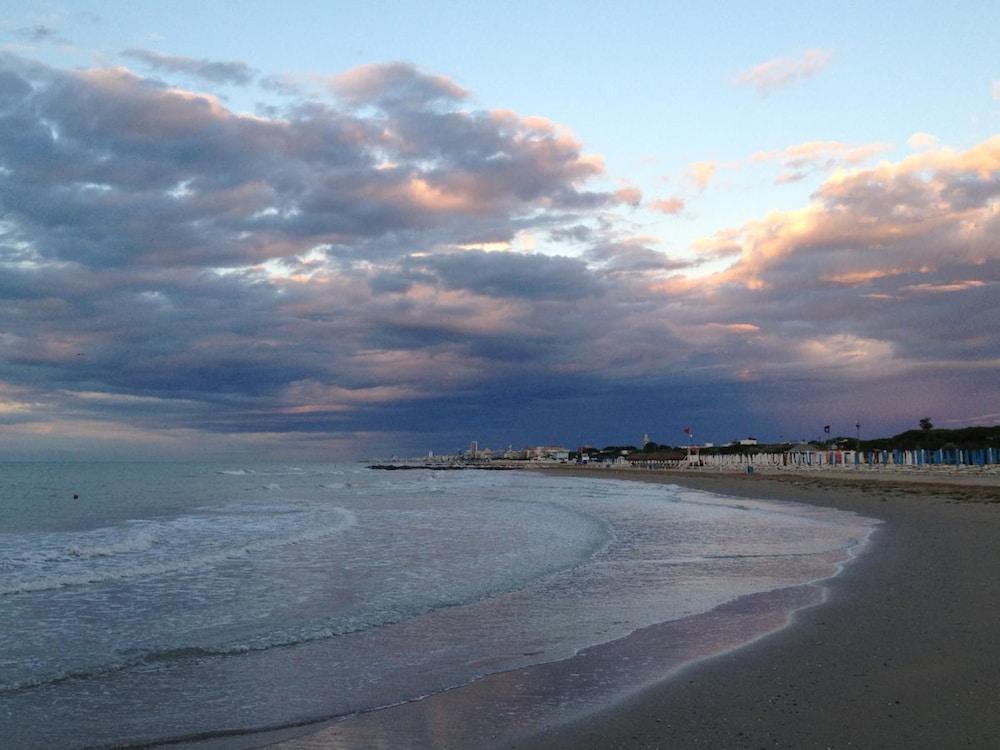 Hotel Beau Rivage Pineta Lido di Jesolo Bagian luar foto